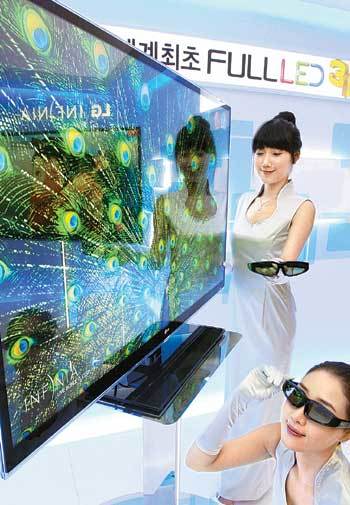LG전자가 25일 ‘인피니아 풀 LED 3차원(3D) TV’를 선보이며 3D TV 시장에 본격적으로 뛰어들었다. 이 회사 권희원 LCD TV 사업부장은 “올해 전 세계 3D TV 시장에서 점유율 25%를 차지하는 게 목표”라고 말했다. 사진 제공 LG전자