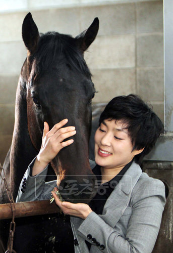 여성기수에서 한국 경마 사상 최초 여성조교사가 된 이신영 씨. 레이스 전개를 예측하는 뛰어난 통찰력으로 밝은 미래가 예상된다. [사진제공=KRA 한국마사회]