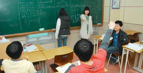 “이 삼각형의 넓이를 구하는 다른 풀이법이 있나요?” 서울 노원구 뉴스터디 학원의 수학 수업 현장. 학생들은 90분 수업 중 절반 이상을 풀이 방법에 대해 토론하는 방식으로 공부한다. 사진 제공 ㈜타임교육 하이스트