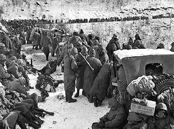 1950년 11월 29일 미국 해병 1사단 7연대와 5연대 소속 군인들이 중공군의 인해전술에 밀려 북한 개마고원 장진호 인근 유담리에서 철수하는 모습. 사진 출처 올리브드랩 사진 컬렉션