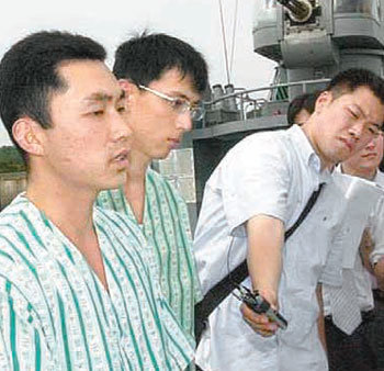 2002년 6월 제2차 연평해전 당시 고속정참수리호에 탑승했던 박경수 중사(왼쪽에서 두 번째)가 교전상황을 설명하고 있다. 동아일보 자료 사진