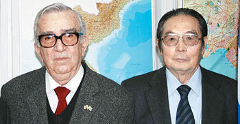 알렉산드로스 장 씨(오른쪽)가 스틸리아노스 드라코스 그리스한국전참전용사협회 회장과 함께 협회 사무실에서 한국 지도를 배경으로 포즈를 취하고 있다.