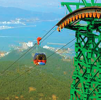 울산 신불산의 케이블카 설치 여부가 다시 논란을 빚고 있다. 사진은 울산시와 울주군이 신불산 케이블카의 모델로 꼽고 있는 경남 통영의 미륵산 케이블카. 사진 제공 통영관광개발공사