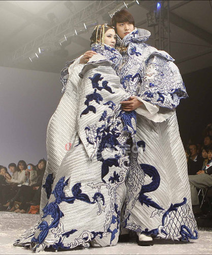 드라마 ‘천만번 사랑해’에서 부부로 출연했던 정겨운(오른쪽)과 이수경이 화려한 무늬의 웨딩드레스를 입고 앙드레 김 패션쇼의 피날레 무대를 장식하고 있다.