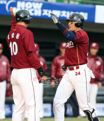 “시즌 첫 그랜드슬램…예감이 좋다” 넥센 강귀태(맨 오른쪽)가 28일 사직 롯데전 7회 무사 만루에서 데뷔 첫 만루홈런을 터뜨린 뒤 홈에서 송지만과 하이파이브하며 자축하고 있다. 사직 ｜ 김종원 기자 won@donga.com