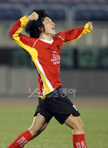 2010 여자프로축구 서울시청 대 충남일화 경기가 29일 부천종합운동장에서 열렸다. 서울시청 박은선이 후반 동점 프리킥 골을 성공시킨 후 환호하고 있다. 부천 | 김종원기자 won@donga.com