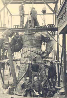 1968년 4월 인부들이 주물공장(당시 서울 성동구 성수동2가 소재)에서 이순신 장군 동상을 조립하는 모습. 동상 몸체를 총 
6조각으로 나눠 주조한 뒤 전기용접으로 이어 붙였다. 사진 제공 서울시