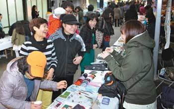 27일 대구 중구 방천시장에서 열린 야시장을 찾은 주민들이 시장내 골목에서 팔리는 물
품을 살펴보며 흥정을 하고 있다. 사진 제공 대구 중구