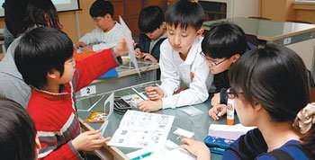 서울 여의도초등학교 5학년 학생들이 ‘어린이 과학동아’ 잡지에 나온 ‘거울실험실’ 내용을 토대로 실험을 해보고 있다. 사진 제공 동아사이언스