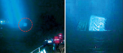 바닷속으로 사라지는 천안함 함수 해군 고속정들이 서치라이트를 비추고 있는 가운데 해군 초계함 천안함이 함수 끝(원 안)만 남긴 채 바닷속으로 빨려 들어가고 있다(왼쪽). 오른쪽은 점선부분 확대 사진으로 수면 위의 함수 끝부분에 천안함의 고유 번호인 ‘772’의 ‘77’ 부분이 보인다. 해양경찰청 제공 동영상 캡처 ☞ 사진 더 보기