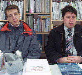 30일 광주과학기술원 정보통신공학과 연구실에서 드미트리 카플루넨코 박사(오른쪽)와 알렉산드르 부레닌 박사가 러시아의 해난사고 구조 대응 체계에 대해 설명하고 있다. 광주=이형주 기자