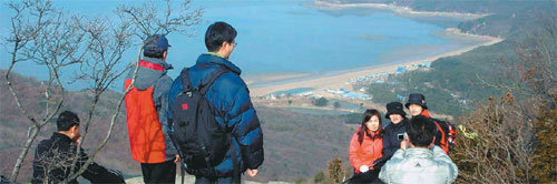 서해의 알프스로 불릴 정도로 수려한 경관을 자랑하는 무의도. 국사봉과 호룡곡산 등 봉우리에 오르면 서해의 장관이 펼쳐진다.동아일보 자료 사진