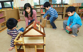 산업인력공단 직장보육시설인 ‘슬기샘 어린이집’에서 아이들이 교사와 함께 놀이교구를 이용하고 있다.