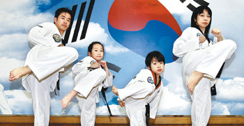 서울 용산구 한남동 해동체육관에서 태권도를 배우는 일본의 고세키 신이치 씨(왼쪽) 가족.