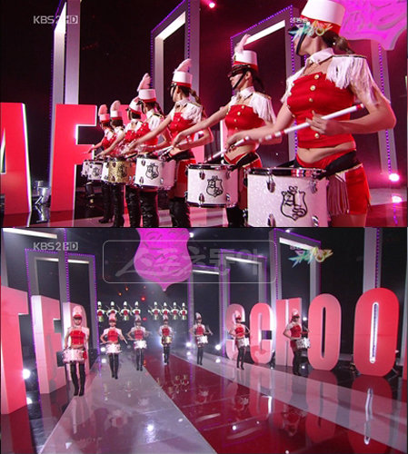 애프터스쿨이 최근 KBS 2TV 뮤직뱅크 컴백 무대에서 고적대 의상을 입고 드럼라인 퍼포먼스를 보여주고 있다. [사진제공=플레디스]