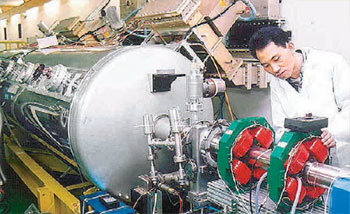 한국원자력연구원에 있는 10MeV(메가전자볼트) 전자가속기. 전자가 속기로 전자를 빛의 속도에 가깝게 가속하면 전자빔을 얻을 수 있다. 사진 제공 한국원자력연구원