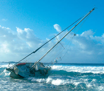 2008년 10월 다윈의 비글호 항해를 따라 해양 탐사에 나섰던 권영인 박사의 장보고주니어호가 올 3월 초 서태평양 웨이크 섬 부근에서 좌초돼 탐사가 중단됐다. 장보고 주니어호는 현재 웨이크 섬에 남아있다. 사진 제공 권영인 박사