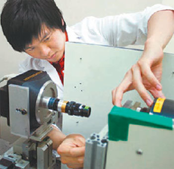 X선영상연구단의 연구원이 X선현미경을 조작하고 있다. X선현미경은 물체 내부를 수억분의 1m 크기까지 관찰할 수 있는 차세대 현미경이다. 사진 제공 X선영상연구단