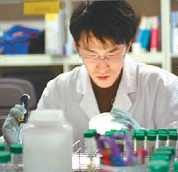 마이크로RNA연구단의 연구원이 실험에 사용할 마이크로RNA를 합성하고 있다. 이 RNA는 세포의 기능을 조절하는 역할을 한다. 사진 제공 마이크로RNA연구단