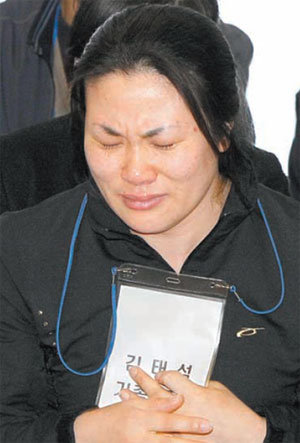 4월 1일 진급을 앞두고 실종돼 주변의 안타까움을 사고 있는 김태석 상사의 부인 이수정 씨가 지난달 31일 실종자 가족 기자회견에서 울음을 터뜨리고 있다. 평택=김재명 기자