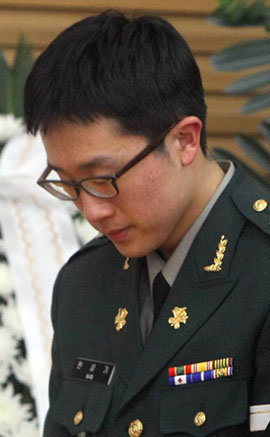 지난달 31일 경기 성남시 국군수도병원에서 고 한주호 준위의 빈소를 지키고 있는 아들 상기 씨. 성남=원대연 기자