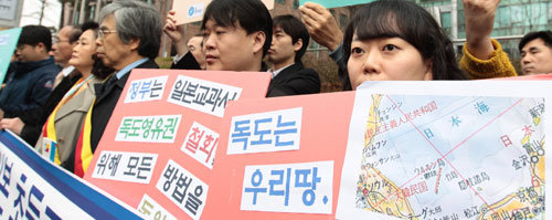 “독도는 우리땅… 일본 교과서 시정하라”1일 오전 서울 종로구 중학동 주한 일본대사관 앞에서 흥사단 회원들이 일본 정부가 내년부터 초등학교에서 사용될 모든 검정교과서에 독도를 자국 영토라고 표시하기로 한 데 강력히 항의하고 시정을 요구하는 집회를 벌였다. 이훈구 기자