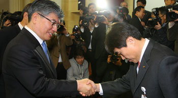 김중수 신임 한국은행 총재(왼쪽)가 1일 서울 한은 본점 강당에서 취임식을 마친 뒤 간부들과 악수하고 있다. 원대연 기자