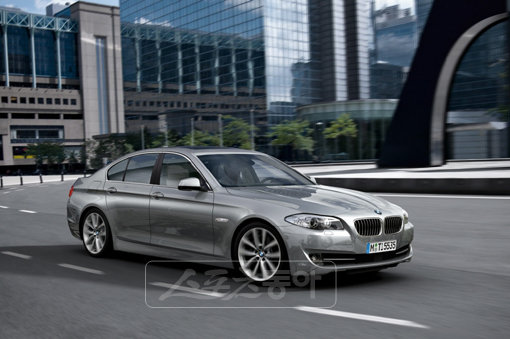 BMW가 다양한 옵션이 추가된 6세대 뉴 5시리즈를 아시아 최초로 공개했다. 다이내믹 드라이빙 컨트롤 등 신기술이 적용됐지만 
가격을 인하해 시장 경쟁력까지 높였다. [사진제공=BMW코리아]