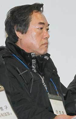 지난달 31일 열렸던 실종자 가족 대표 기자회견장에서 신선준 중사의 아버지 신국현 씨가 지친 표정으로 앉아 있다. 평택=김재명 기자