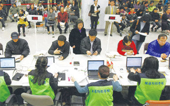 보금자리주택에 대한 인기가 치솟으면서 입지와 가격 면에서 경쟁력이 떨어지는 수도권 민간 주택시장은 찬바람을 맞고 있다. 지난달 9일 서울 송파구 문정동 가든파이브에서 실시된 위례신도시 보금자리주택 청약 모습. 동아일보 자료 사진