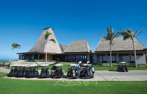 나탄돌라 베이의 클럽하우스에서는 18홀 골프코스와 함께 에메랄드빛의 남태평양을 한눈에 감상할 수 있다.