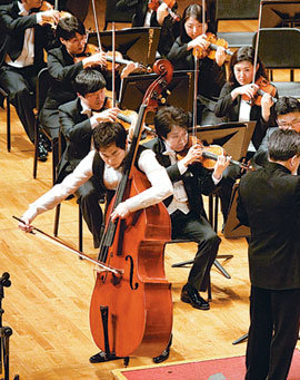 교향악축제 2일 공연에서 베이시스트 성민제 씨(왼쪽)가 이택주 씨가 지휘하는 KBS교향악단과 보테시니의 더블베이스 협주곡을 
협연하고 있다. 사진 제공 서울 예술의 전당