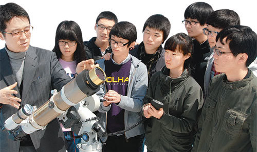경산과학고 김형은 교사(왼쪽)가 2일 교내 천문대에서 학생들에게 태양 관측에 대해 설명하고 있다. 이권효 기자