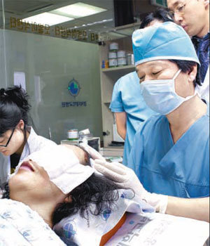 경북대병원 모발이식센터에서 김정철 교수가 탈모환자에게 모발이식을 시술하고 있다. 사진 제공 경북대병원