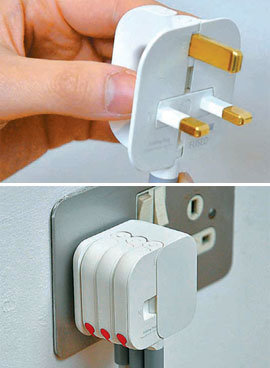 최민규 씨가 디자인한 ‘접히는 전기 플러그’. 크고 뭉툭한 영국 플러그에 꼭 필요한 부분만 남겨 편편하게 접을 수 있도록 했다(위). 접은 상태로 여러 개를 겹쳐 ‘멀티 탭’에 꽂을 수도 있다(아래). 사진 제공 한국디자인진흥원