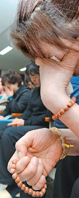 6일 경기 평택 해군 제2함대사령부에 머물고 있는 실종자 어머니들이 기자회견을 열고 그동안의 애끊는 심경을 이야기하며 눈물을 흘리고 있다. 평택=사진공동취재단