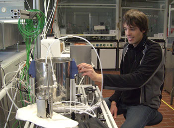 독일 출신인데도 스위스 취리히연방공대의 창업지원 프로그램을 통해 벤처기업 ‘클라임워크스’를 설립한 얀 울츠바커 씨가 실험 준비를 하고 있다. 그는 “훌륭한 기업으로 성장해 직원을 많이 채용할 것”이라고 말했다. 취리히=이세형 기자