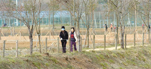 6일 시민들이 인천 남동구 장수동 인천대공원에서 인천시청소년수련관으로 이어지는 산책로를 걷고 있다. 김영국 동아닷컴 객원기자