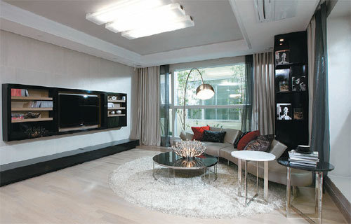 ‘청순한 빛’을 주제로 밝은 그레이컬러를 사용한 ‘인천 에코메트로3차 더 타워’의 95㎡ 아파트 거실. 사진 제공 한화건설