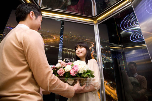 연인과 단 둘이 보내는 짜릿한 1분 20초. 63시티 ‘러브 엘리베이터 패키지’에서 확인할 수 있다. 사진제공 | 한화호텔앤드리조트