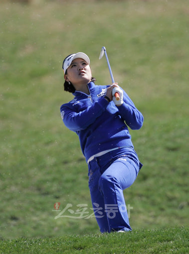 유소연이 7일 김영주 골프 여자오픈 1라운드 2번홀에서 벙커 샷을 날린 뒤 자신의 볼을 바라보고 있다.사진제공 ｜ KLPGA