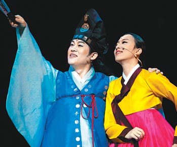 국립창극단이 새롭게 선보인 창극 ‘춘향 2010’에서 이몽룡 역의 남상일(왼쪽)과 성춘향 역의 이소연이 ‘사랑가’를 부르고
 있다. 사진 제공 국립극장