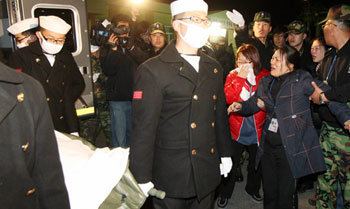 “여보…” 7일 오후 백령도 인근 수심 45m 바닷속에 침몰해 있는 천안함 함미에서 발견된 김태석 상사의 시신이 경기 평택시 해군2함대사령부에 안치됐다. 싸늘한 주검으로 돌아온 남편을 보고 아내 이수정 씨가 오열하고 있다. 평택=원대연 기자