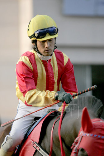 희귀병 장모가 지난 3월 전신화상까지 당해 경제적 어려움을 겪고 있는 부산경남경마공원 소속 김어수 기수. 사랑의 모금운동을 통해 모인 4000만원의 성금에 감사하는 마음이다. [사진제공=한국마사회]