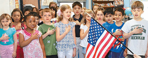 7일 미국 버지니아 주 페어팩스 카운티 매클린 시에 있는 프랭클린 셔면 초등학교 1학년 학급에서 아이들이 첫 수업 전에 국기에 대한 맹세를 하고 있다. 매클린(버지니아 주)=최영해 특파원