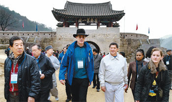 한국관광공사 이참 사장(가운데)을 비롯한 주한 외교사절 등으로 구성된 한국관광 서포터스 60여 명이 최근 문경을 찾아 문경새재를 둘러보고 있다. 사진 제공 문경시