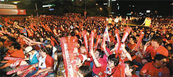 2006년 독일월드컵대회 당시 대구시민들이 수성구 범어네거리에 모여 전광판을 통해 한국-토고 경기를 보며 응원을 하고 있다. 사진 제공 대구시