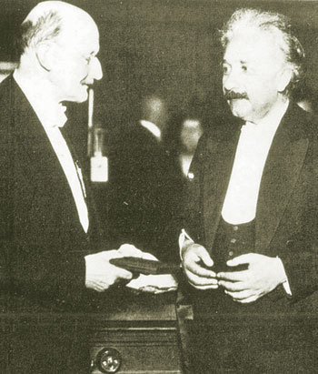 1929년 6월 28일 막스 플랑크(왼쪽)가 아인슈타인에게 독일 물리학회가 제정한 막스 플랑크 메달을 수여하고 있다. 사진 제공 김영사