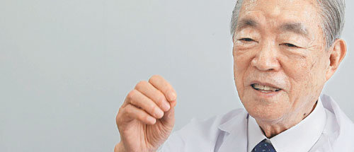 8일 서울 영등포구 신길동 성애병원에서 만난 김윤광 이사장은 “돈보다 환자가 먼저”라는 충고를 후배 의사들에게 던졌다. 김 이사장은 재단을 세워 사회적 약자들의 진료비를 지원한 공로로 7일 국민훈장 무궁화장을 받았다. 김재명 기자