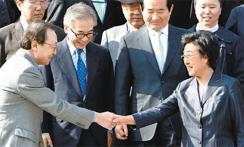 한명숙 전 국무총리(앞줄 오른쪽)가 9일 무죄를 선고받은 뒤 정세균 민주당 대표(뒷줄 오른쪽에서 두번째) 등과 함께 서울중앙지법 청사를 나서면서 이해찬 전 총리(앞줄 왼쪽)로부터 축하를 받고 있다. 전영한 기자